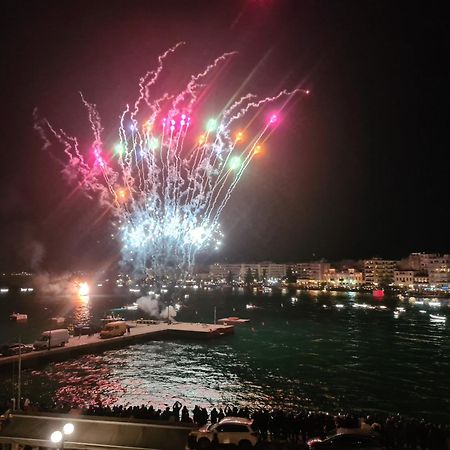 Debbies Διαμέρισμα Δίπλα Στο Νερό #2 ! Chalkida Bagian luar foto